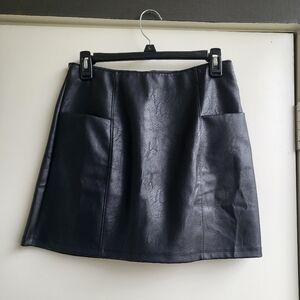 Black leather miniskirt with pockets